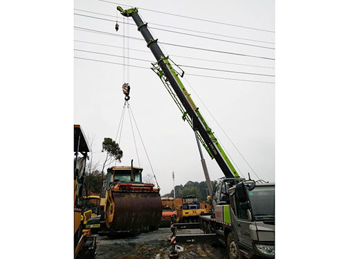 路橋公司雙鋼輪壓路機(jī)裝車